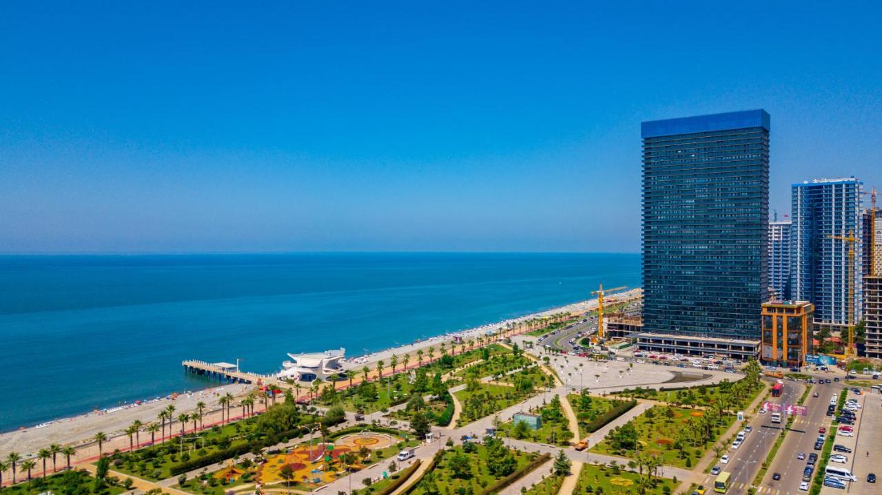 Отели в грузии 2024. Орби Бич Тауэр Батуми. Orbi Towers Батуми. Orbi Beach Tower, Грузия, Батуми. Пляж в Батуми Orbi City.